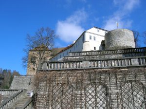 From the 13th to 16th centuries, the castle and the town flourished thanks to its gold, silver and tin mining.