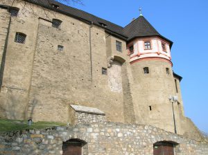 Loket Castle was founded during the second half of the 12th century. Originally built in Romanesque style, it was given a Gothic facelift from the 1250s to the 1420s.